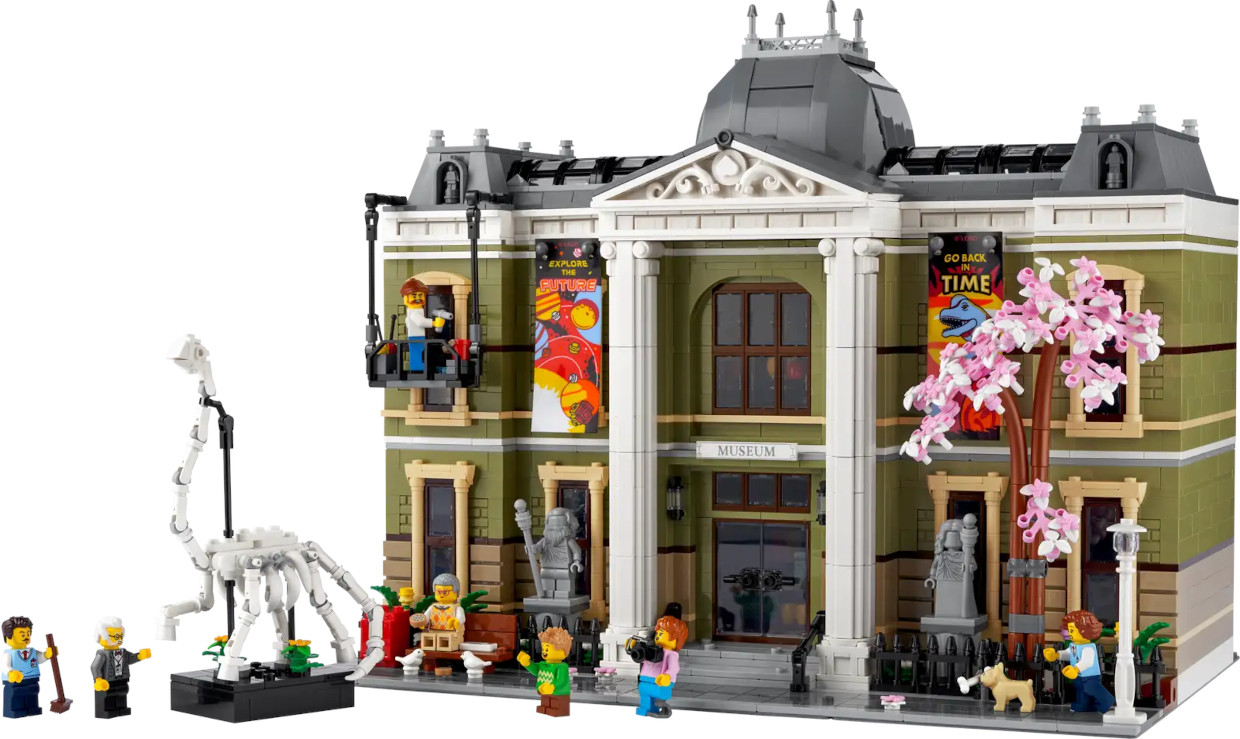LEGO Natural History Museum Set: Your Own Night at the Museum