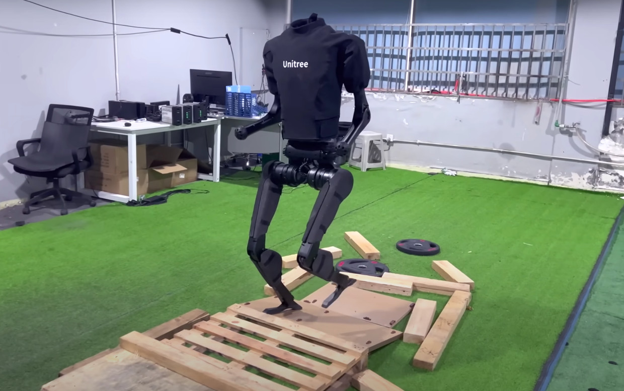 Unitree’s ‘Affordable’ Humanoid Robot Tackles Uneven Terrain Without Tripping