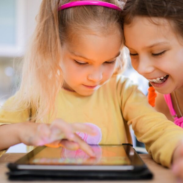 children using ipad