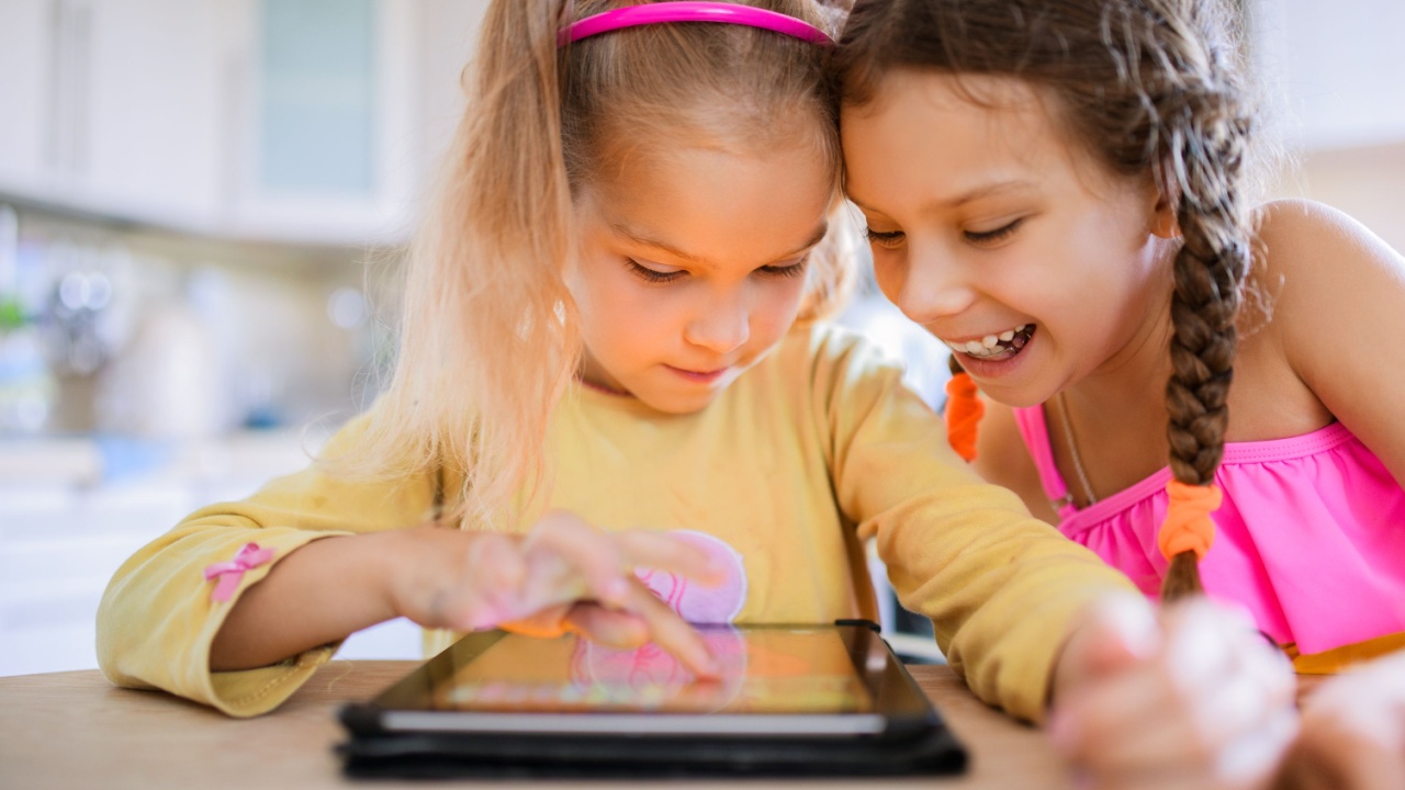 children using ipad